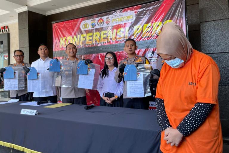 Tipu Korban Hingga 5 Miliar Berkedok Investasi Lelang Emas, Karyawati Bank Diamankan Polisi 1 konpers polres tulungagung