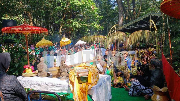Ritual Adat Ulur – Ulur di Telaga Buret, Bupati Tulungagung: Kearifan Lokal Yang Perlu Dijaga Kelestariannya 1000269355