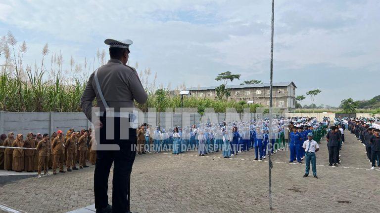 Satlantas Polres Kediri Beri Edukasi Ajak Pelajar Tertib Berlalu lintas 1000285655