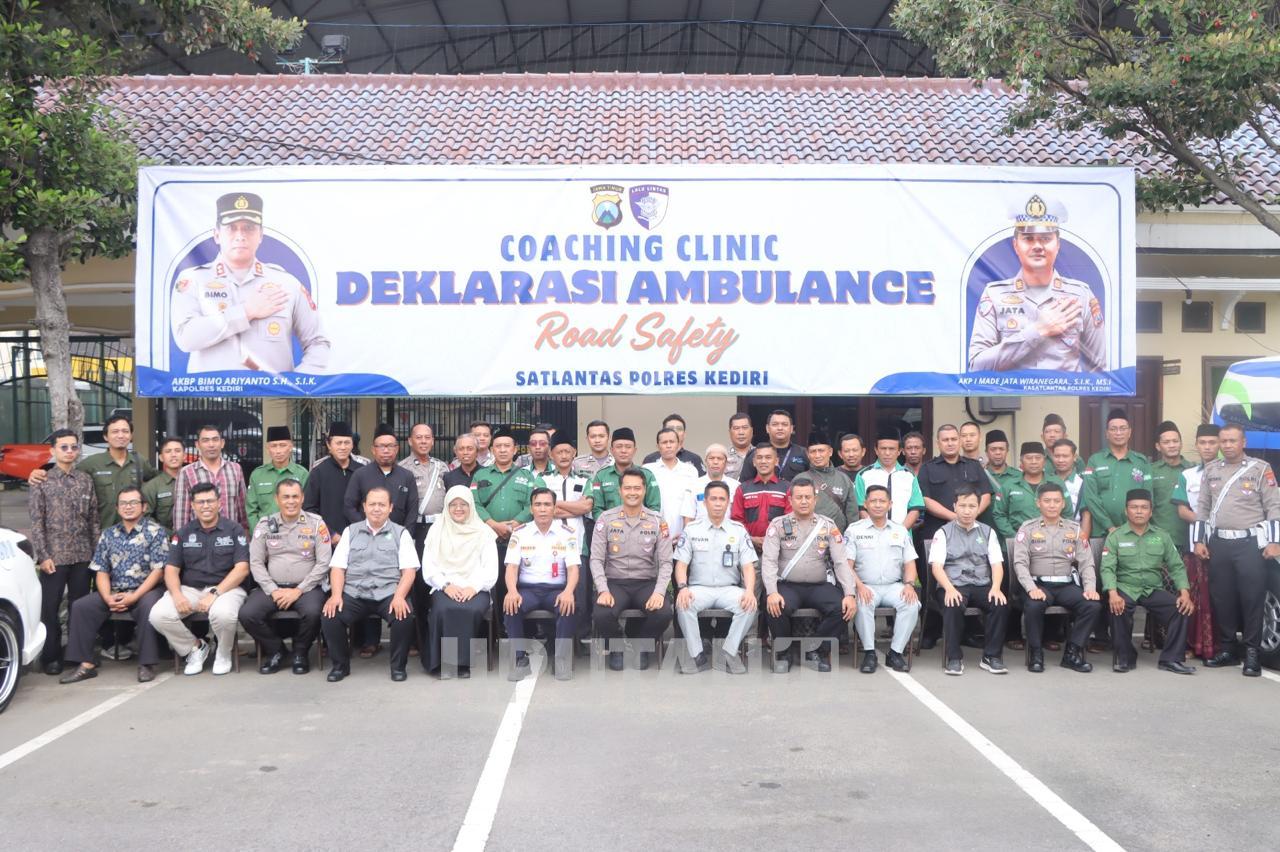 Puluhan Pengemudi Mobil Ambulans di Kediri Deklarasi Keselamatan Berlalulintas 1 IMG 20250529 WA0035