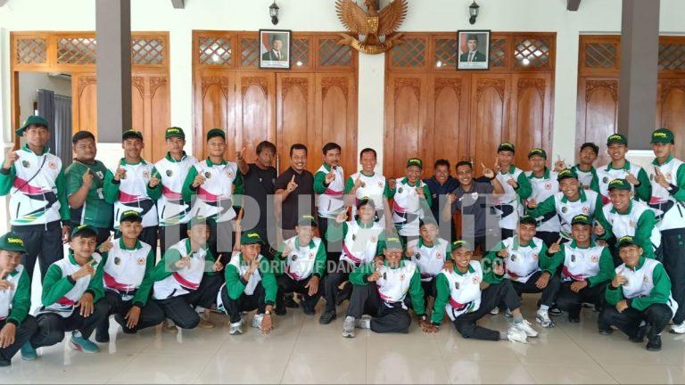 Wabup Ahmad Baharudin Berangkatkan Tim Sepak Bola Tulungagung untuk Berlaga di Porprov IX Jatim 2025 1000338670