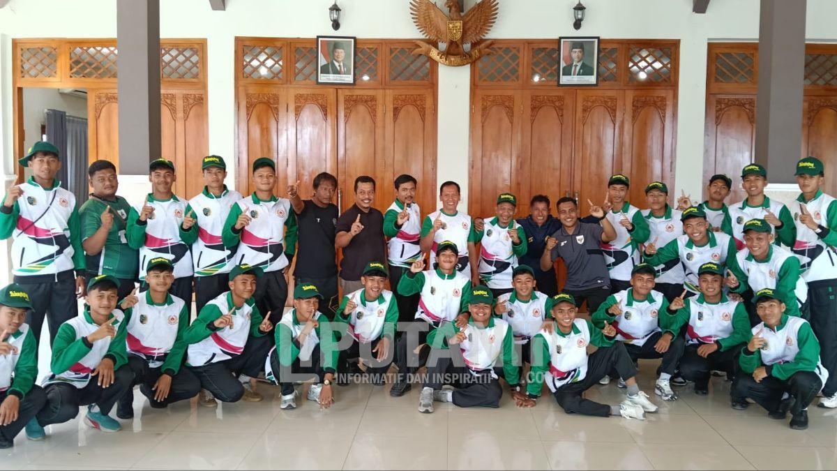 Wabup Ahmad Baharudin Berangkatkan Tim Sepak Bola Tulungagung untuk Berlaga di Porprov IX Jatim 2025 1 1000338670