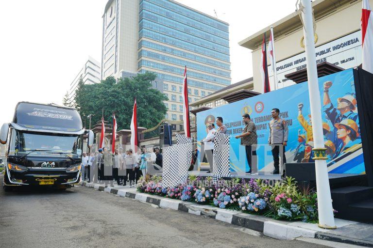 Kapolri Lepas 700 Buruh Terdampak PHK Untuk Kembali Bekerja ditempat Baru IMG 20250612 WA0048