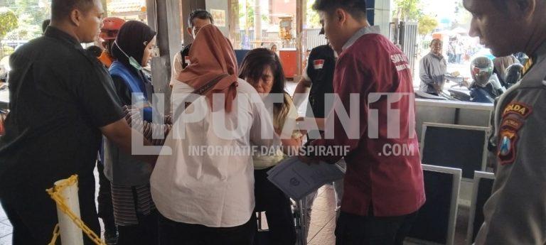 Wanita Lansia Pingsan Saat Urus Kendaraan,Petugas Samsat Surabaya Timur Berikan Pertolongan Medis IMG 20250616 WA0038