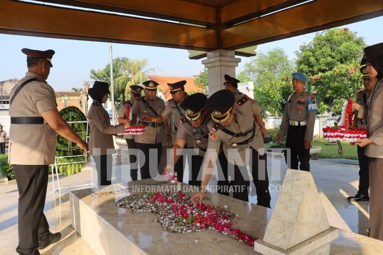 Jelang Hari Bhayangkara ke – 79, Polres Tanjung Perak Ziarah ke TMP WR Supratman IMG 20250623 WA0078