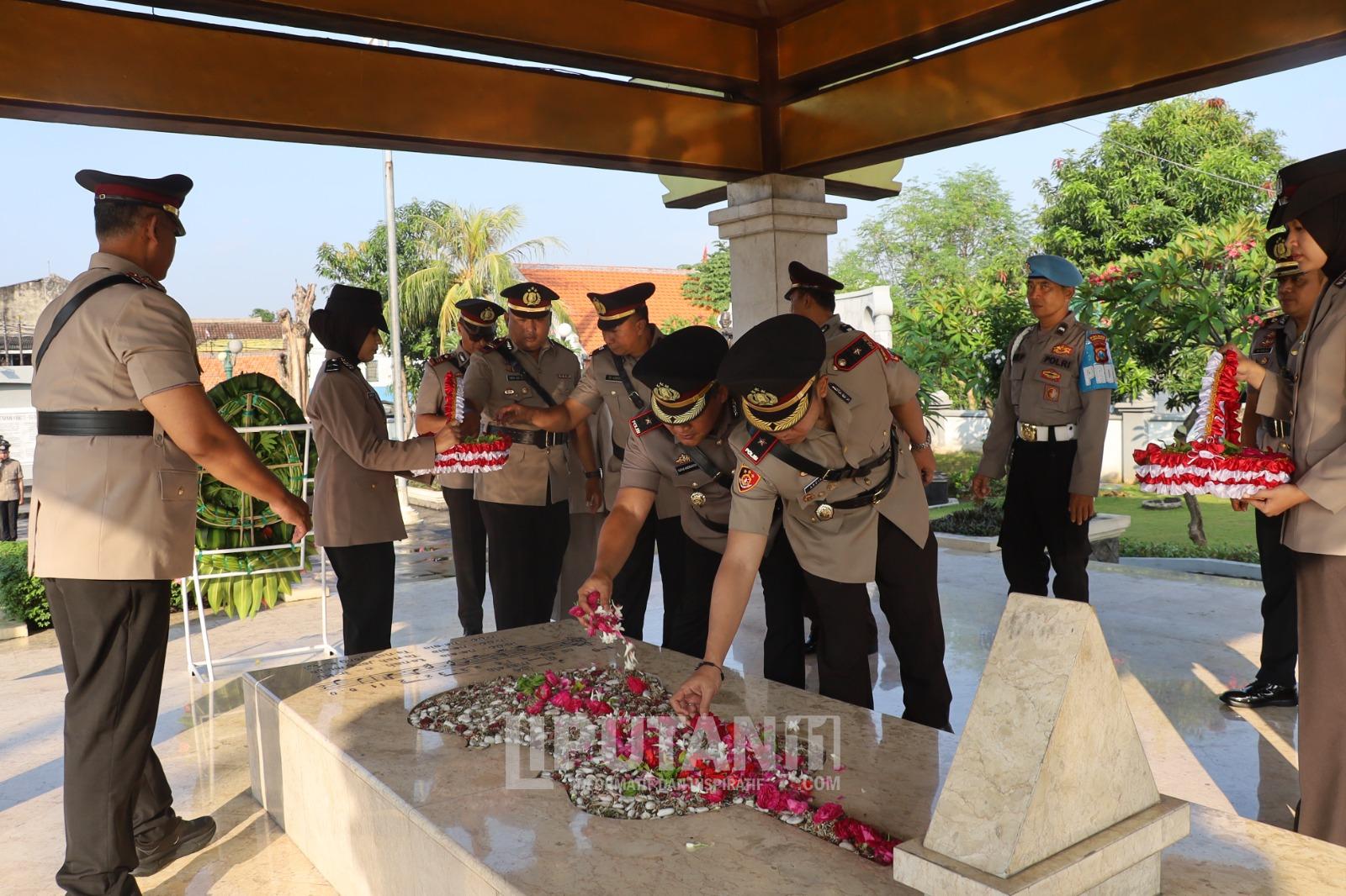 Jelang Hari Bhayangkara ke - 79, Polres Tanjung Perak Ziarah ke TMP WR Supratman 1 IMG 20250623 WA0078