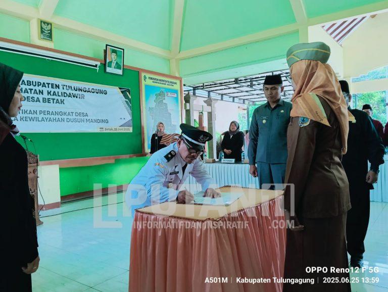 Kepala Dusun Manding Yang Baru Resmi Dilantik, Ini Pesan Kades Betak dan Camat Kalidawir IMG 20250625 WA0042
