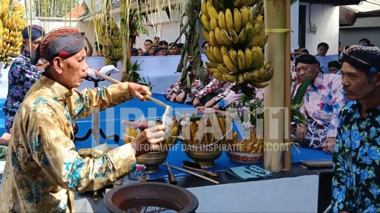 Pemkab Tulungagung Gelar Jamasan Pusaka Tombak Kanjeng Kyai Upas Tahun 2025 1000379061