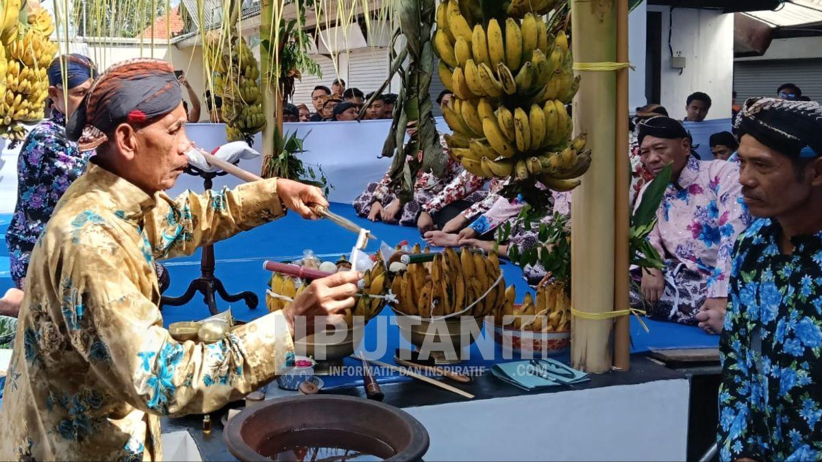 Pemkab Tulungagung Gelar Jamasan Pusaka Tombak Kanjeng Kyai Upas Tahun 2025