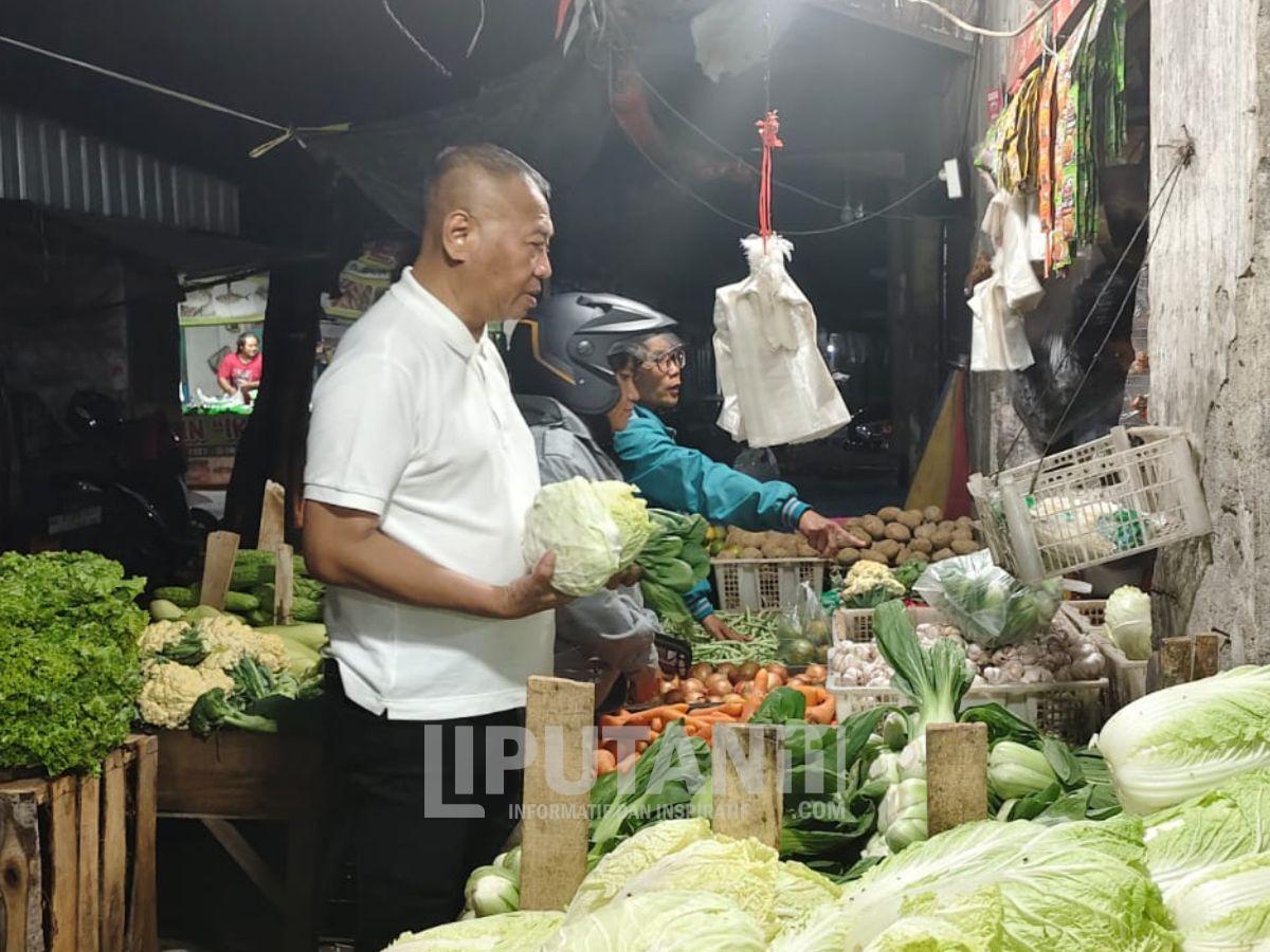 Bupati Gatut Sunu Blusukan ke Pasar Ngemplak Jalin Komunikasi Pedagang 2 1000436618