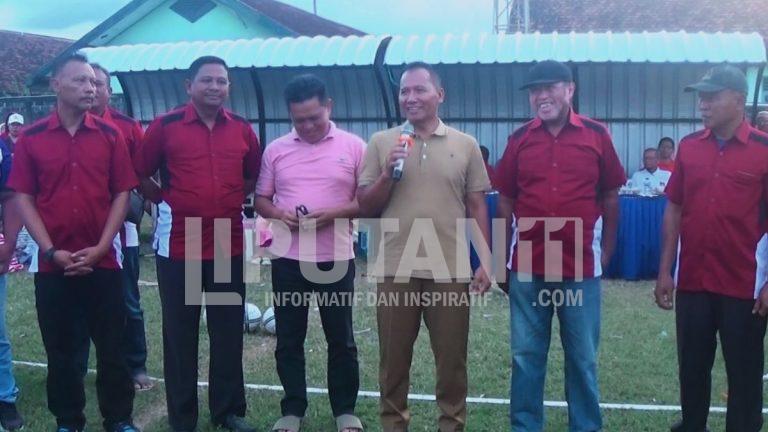Wabup Ahmad Baharudin Menyaksikan Final Sepak Bola Putri di Desa Besole 1000438870