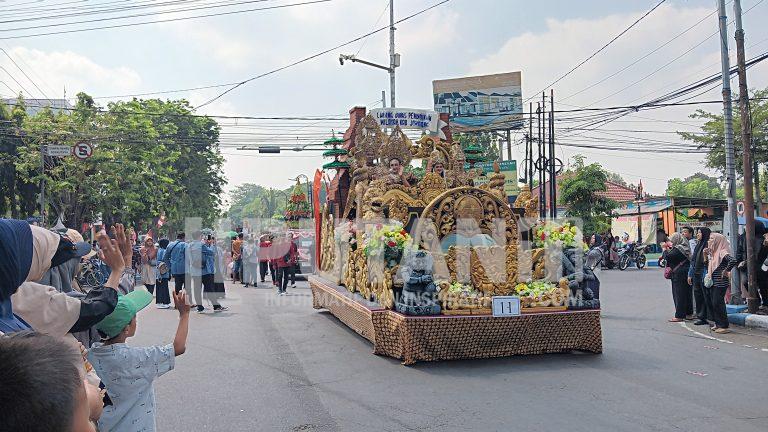 Kacabdin dan SMA-SMK Negeri dan Swasta Jombang Semarakkan Karnaval Hasil Bumi dengan Ragam Kreasi Budaya 20250823 094722