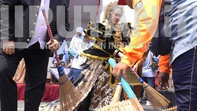 Bupati Jombang Pimpin Gerakan Bersih Sampah Usai Karnaval Mobil Hias IMG 20250825 WA0044