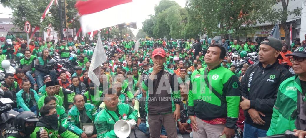 Ratusan Ojol Geruduk Mapolres Jombang, Desak Usut Tuntas Dugaan Kekerasan Oknum Polisi 1 IMG 20250829 WA0058