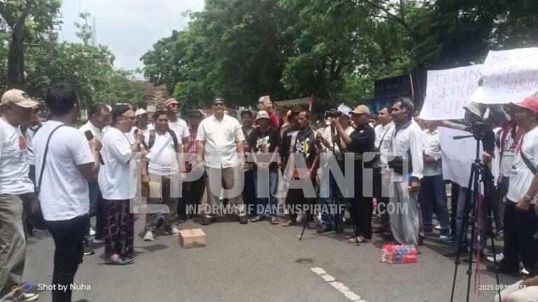Aksi Damai Pejuang Gayatri di Depan Kantor DPRD, ini Tuntutannya 1000504258