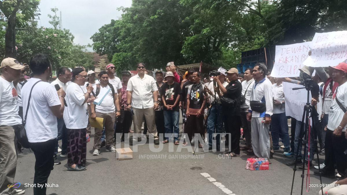 Aksi Damai Pejuang Gayatri di Depan Kantor DPRD, ini Tuntutannya 1 1000504258