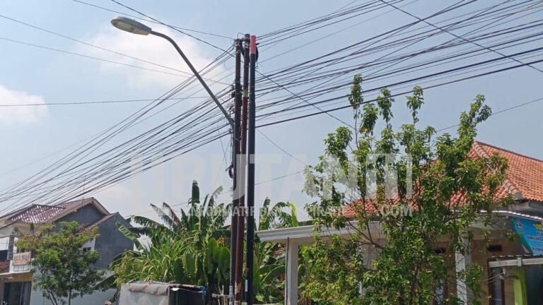 Polemik Tiang Fiber di Jombang: Identitas Merah Muda PT Mega Akses Persada Disorot, Izin Tak Jelas IMG 20250926 WA0005