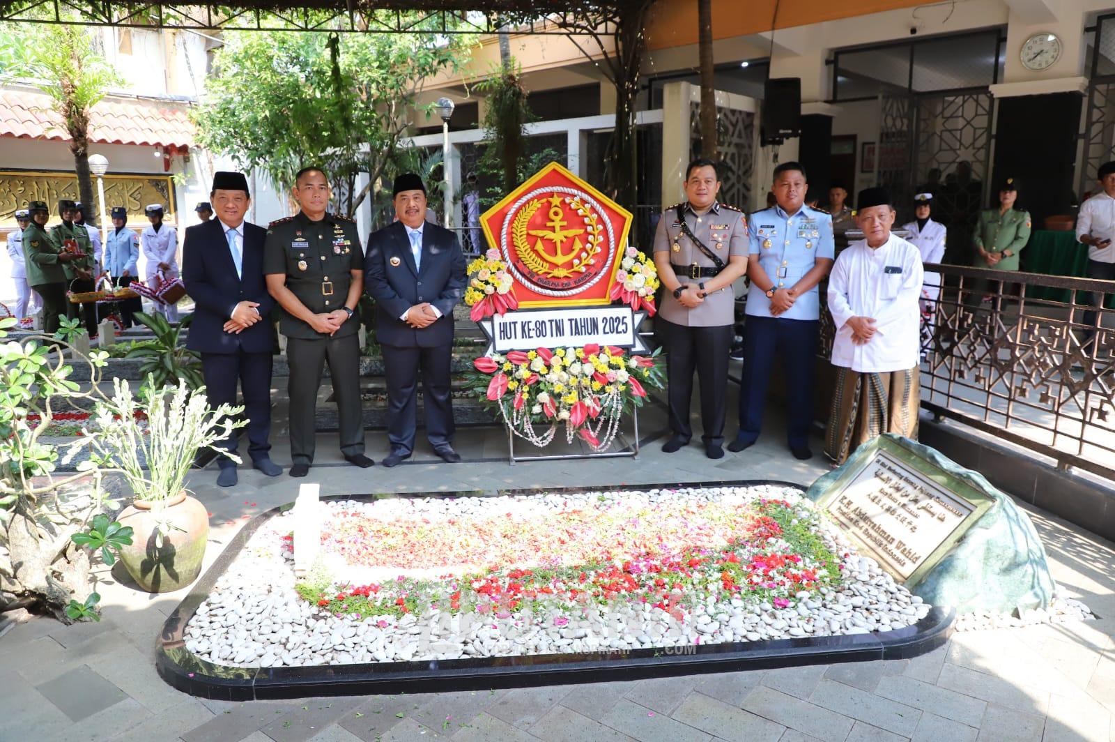 Pangdam V/Brawijaya dan Bupati Jombang Ziarah ke Makam Gus Dur dalam Rangka HUT ke-80 TNI 1 IMG 20250929 WA0000