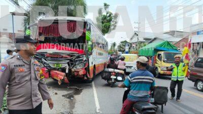 Bus Vs Dua Motor di Depan SPBU Rejoagung, 2 Meninggal 1 Luka Berat 1000634575