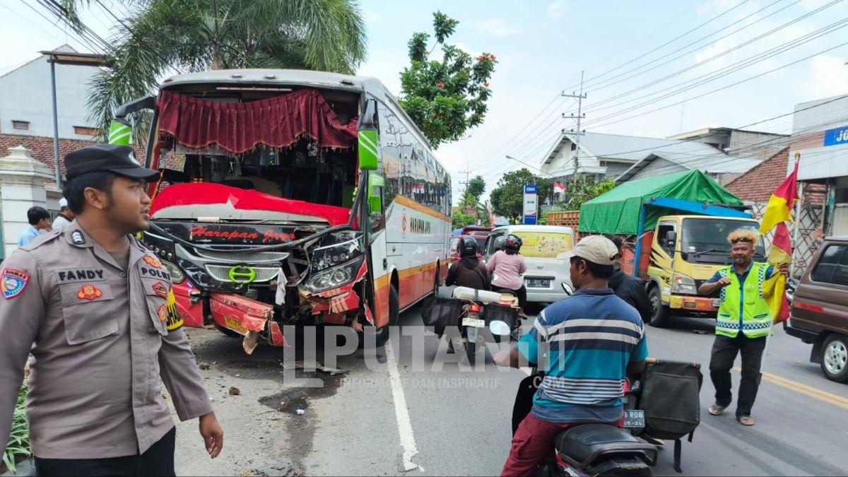 Bus Vs Dua Motor di Depan SPBU Rejoagung, 2 Meninggal 1 Luka Berat 4 1000634575