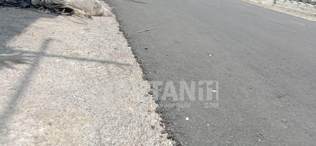 Kualitas Ketebalan Dipertanyakan: Jalan Hotmix Dana Desa Pandanwangi 1 IMG 20251024 WA0030