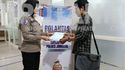 “Polantas Menyapa”, Satlantas Polres Jombang Hadir Bangun Rasa Aman dan Nyaman Bagi Pengguna Jalan IMG 20251024 WA0032