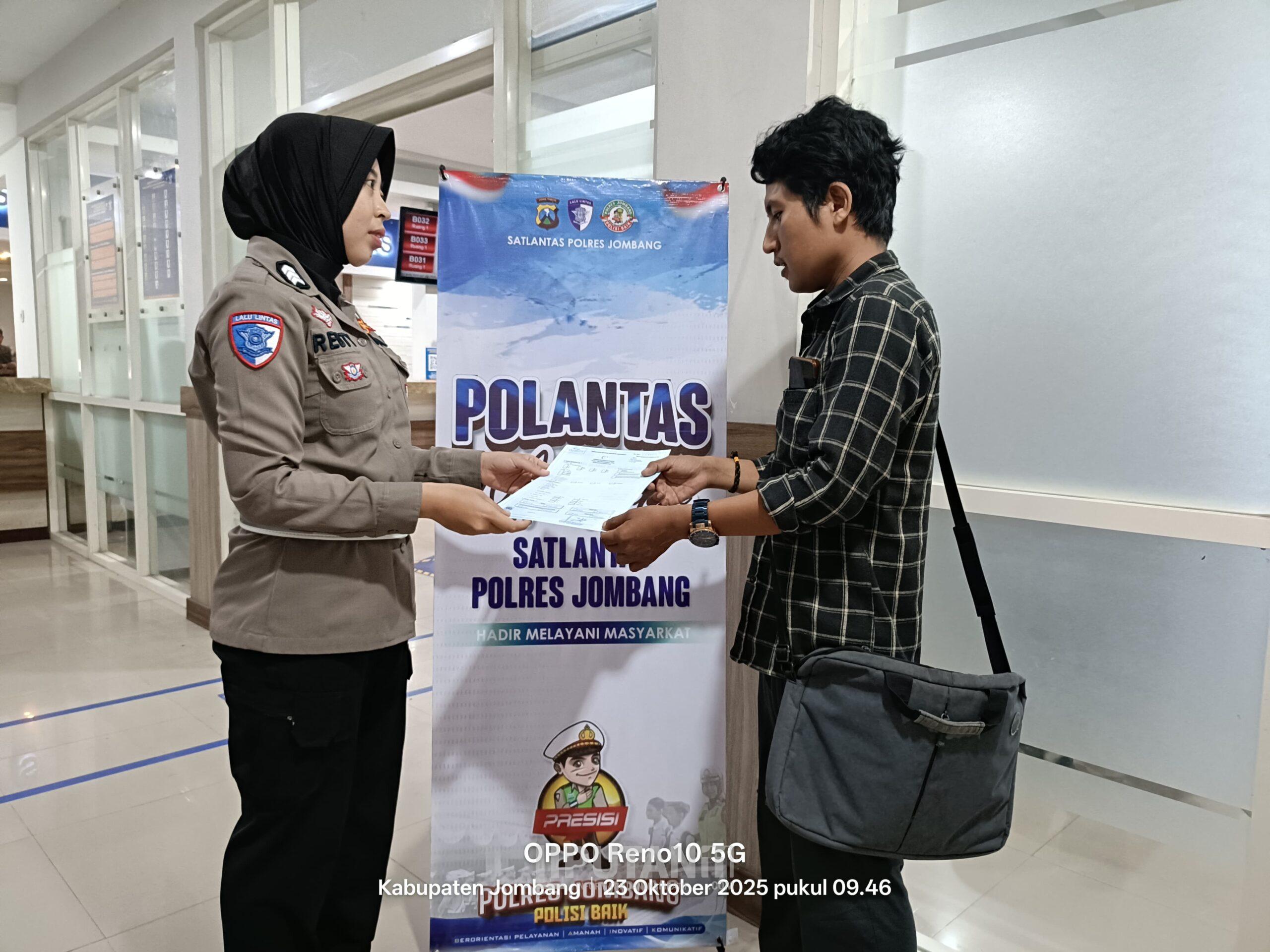 “Polantas Menyapa”, Satlantas Polres Jombang Hadir Bangun Rasa Aman dan Nyaman Bagi Pengguna Jalan 1 IMG 20251024 WA0032 scaled
