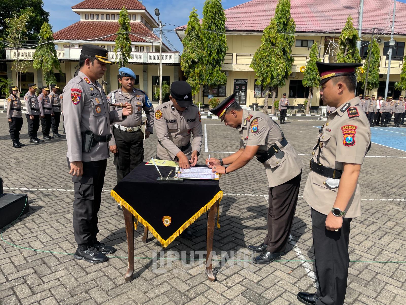 Kapolres Situbondo Pimpin Sertijab Pejabat Utama, Tekankan Profesionalisme dan Terus Tingkatkan Pelayanan Masyarakat 1 IMG 20251029 WA0002 1