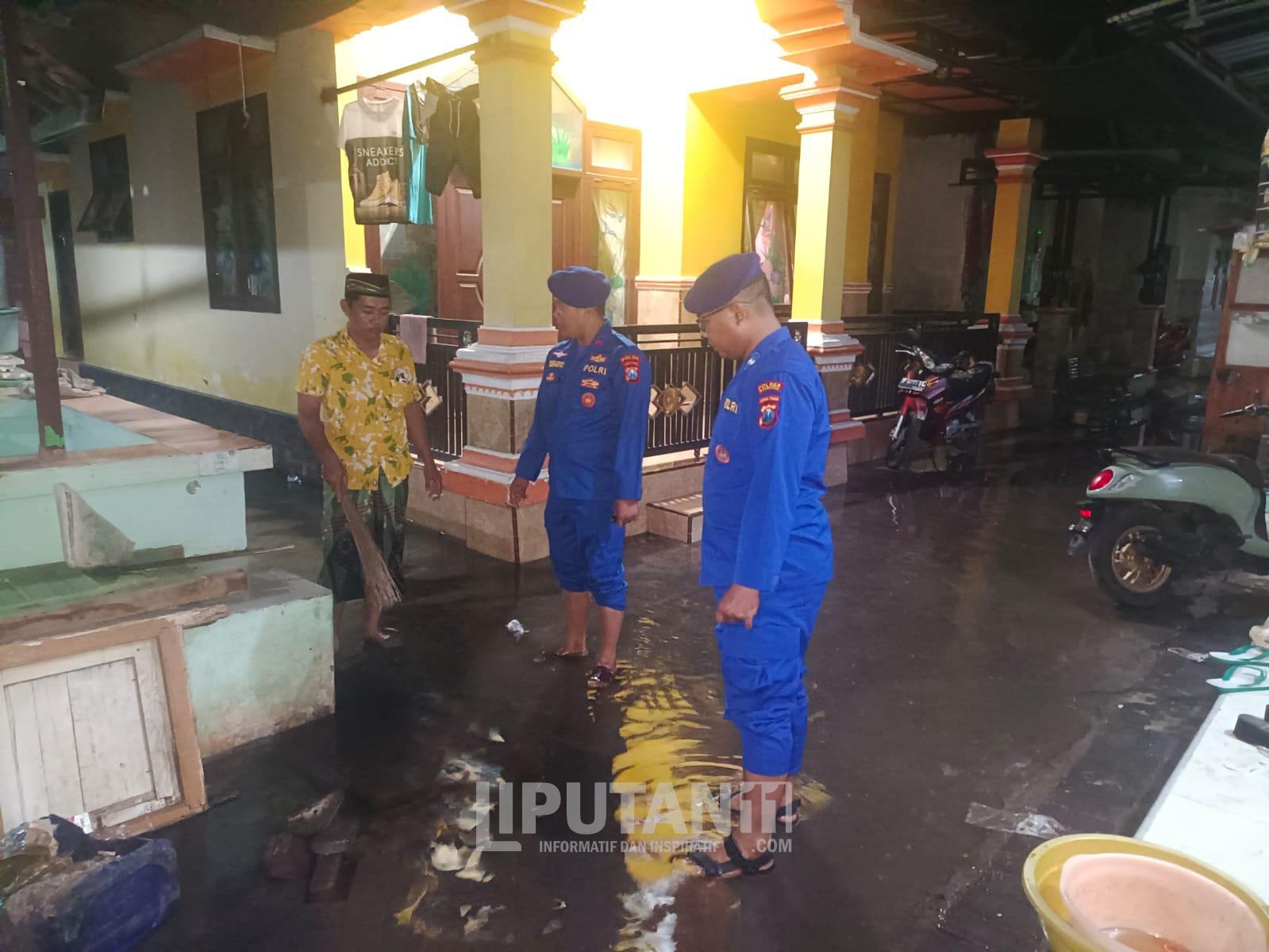 Pasang Laut Naik, Polisi Ajak Warga Pesisir Situbondo Tetap Waspada dan Gotong Royong Bersih Lingkungan 1 IMG 20251107 WA0007