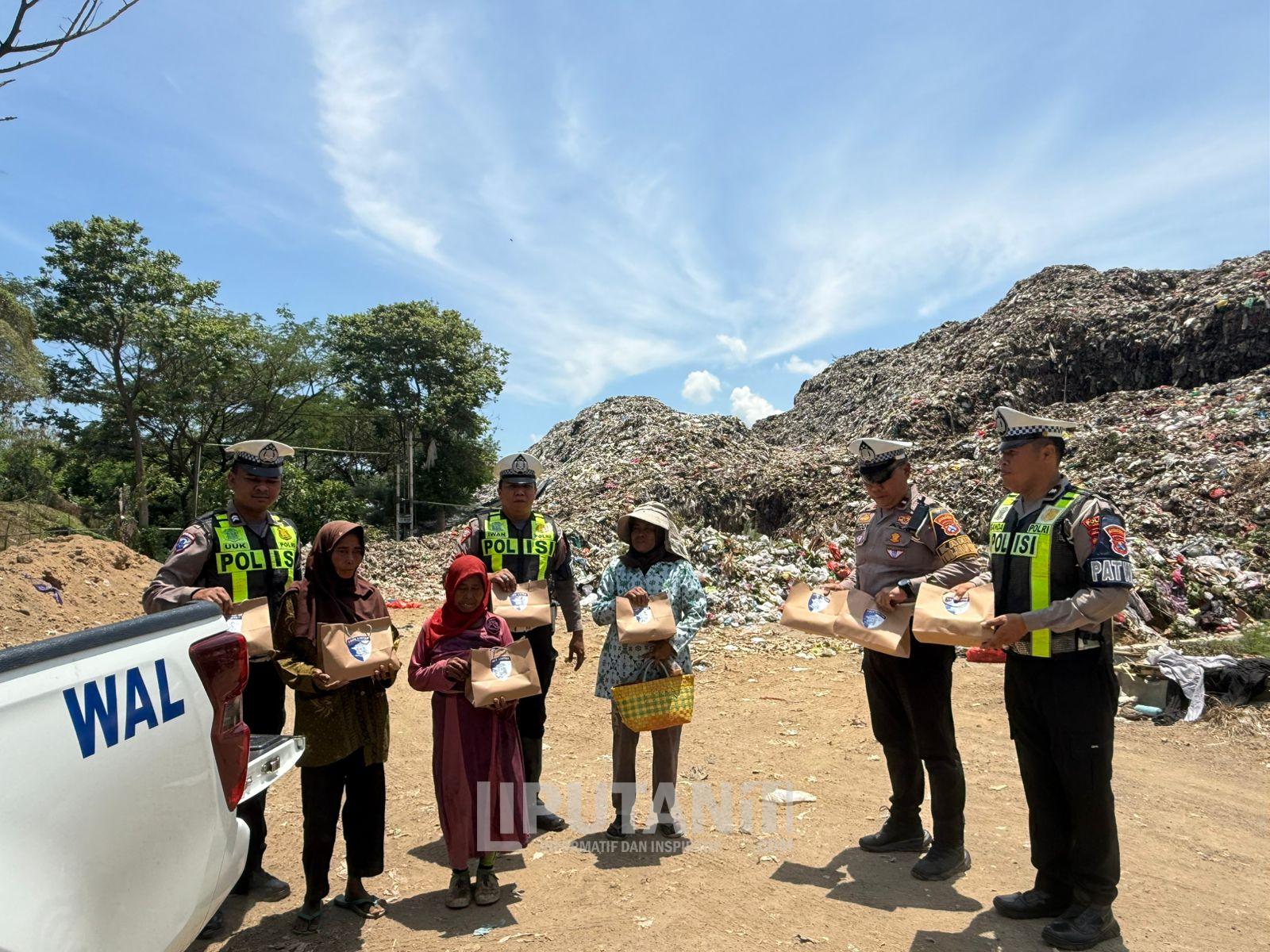 Satlantas Polres Situbondo Tebar Kepedulian Lewat Jumat Berkah, Bantu Warga yang Membutuhkan 1 IMG 20251107 WA0019 1