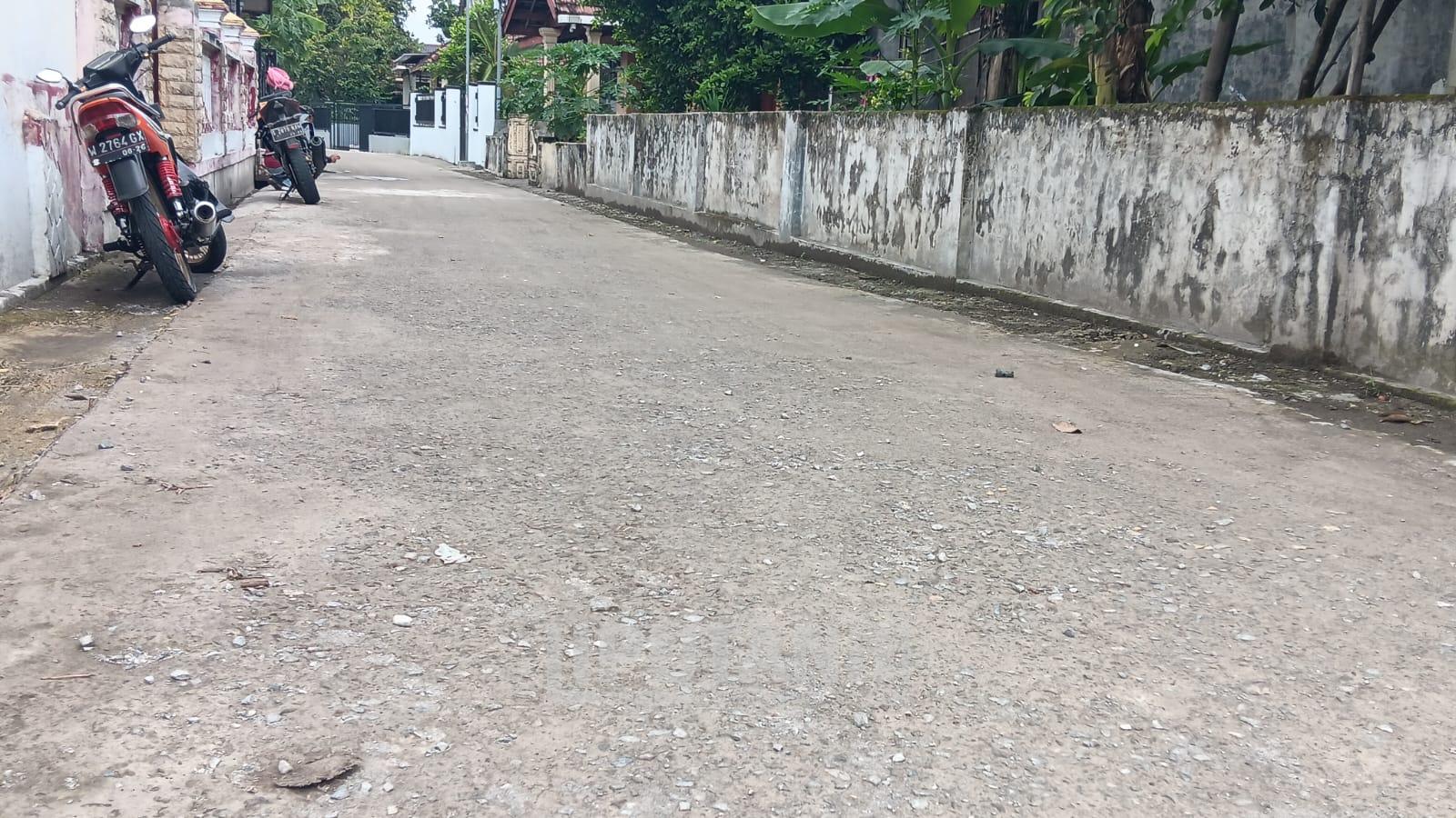 Dana Desa Rp103 Juta di Kedungturi Disorot, Beton Retak dan Besi Terlihat di Permukaan 1 IMG 20251112 WA0000