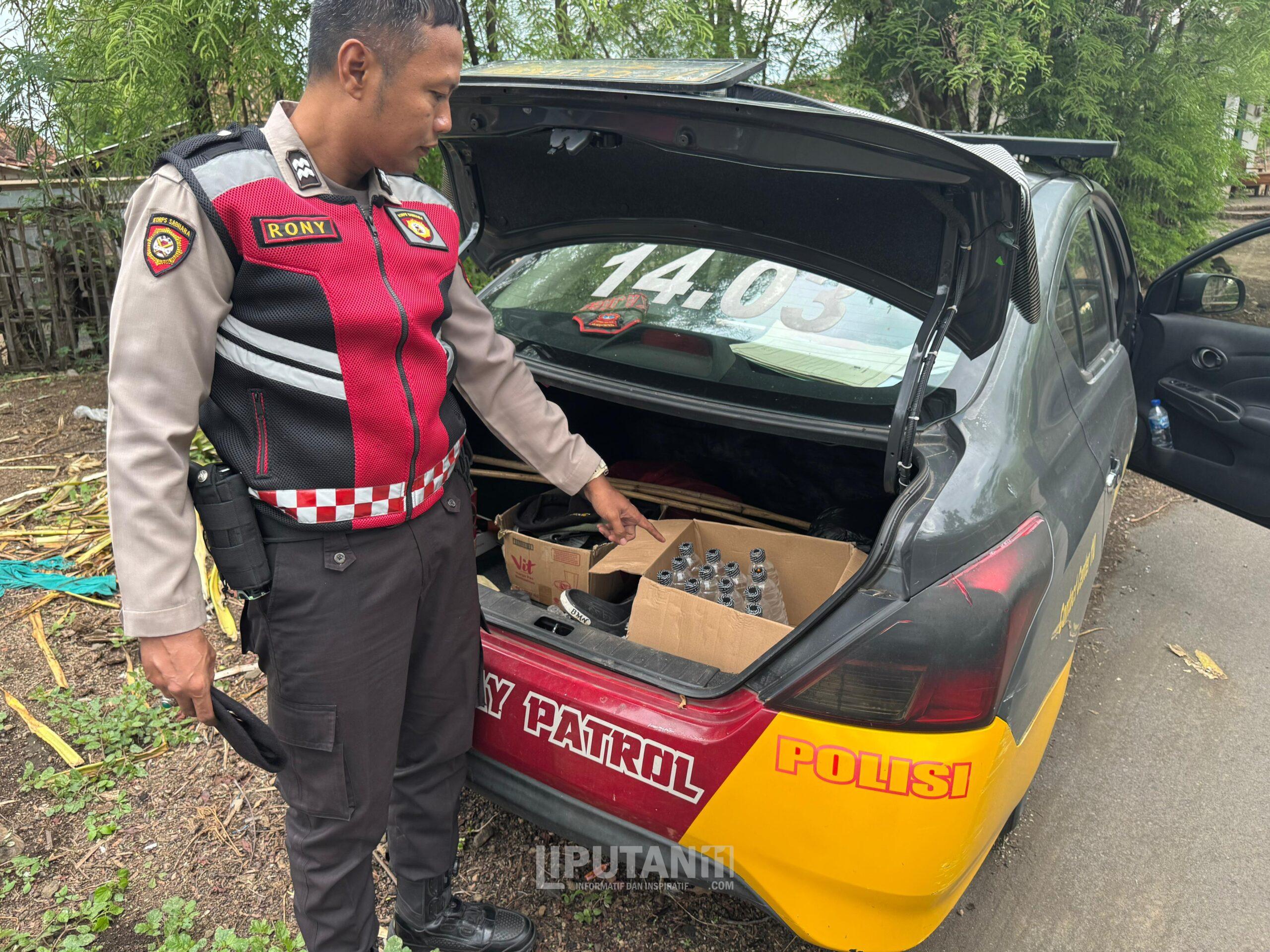 Satuan Samapta Polres Situbondo menertibkan dugaan peredaran minuman keras (miras) ilegal di wilayah Desa Arjasa, 1 IMG 20251115 WA0070 scaled