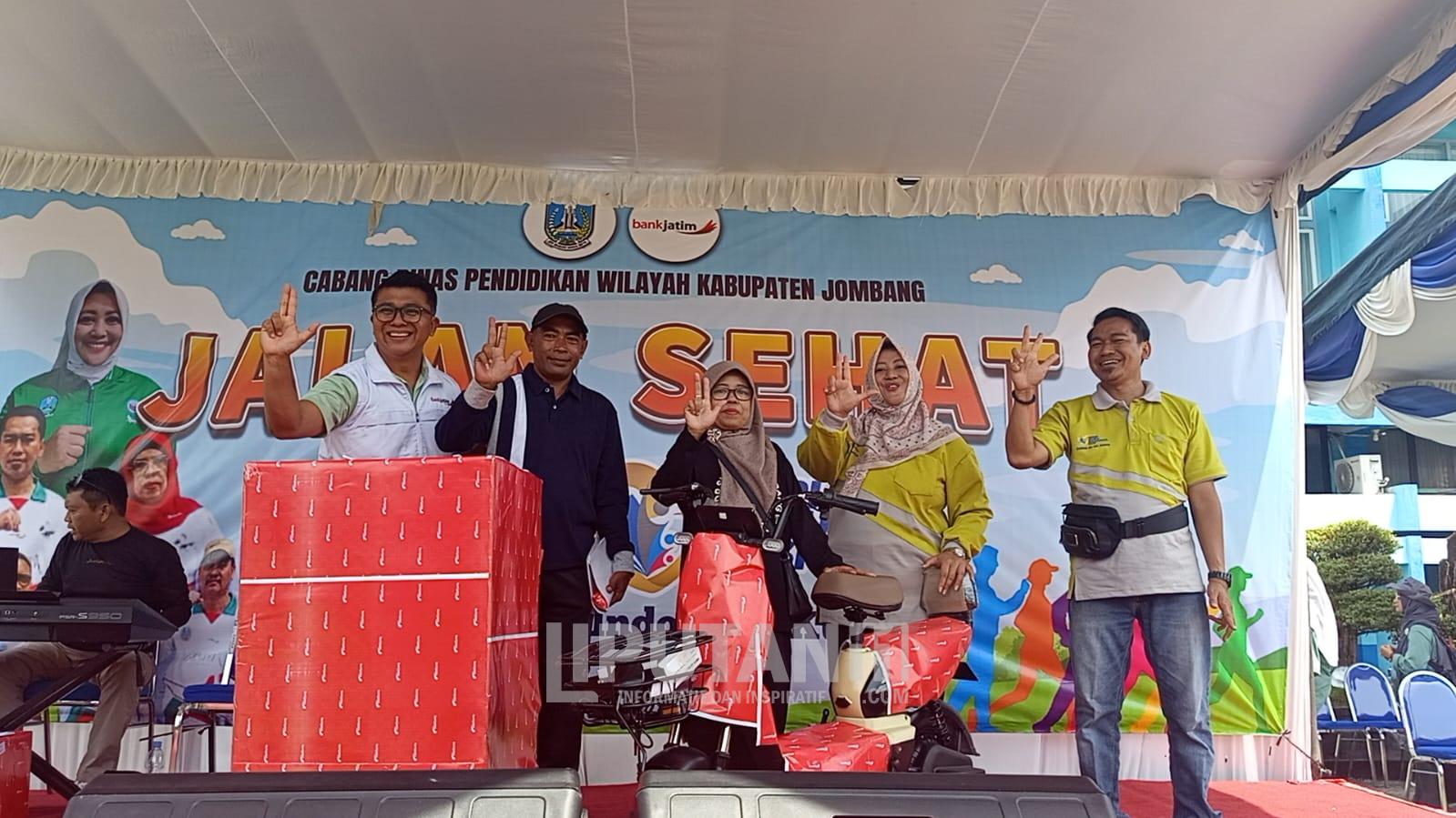 Cabdin Pendidikan Jombang Semarakkan HGN 2025 dengan Jalan Sehat Penuh Kebersamaan 1 IMG 20251130 WA0002