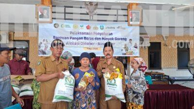 Pemerintah Desa Kesambirampak Kec.Kapongan Kab.Situbondo Hari Ini Memulai Penyaluran Bantuan Pangan Beras Dan Minyak Goreng Periode Oktober-November 2025. IMG 20251201 WA00381