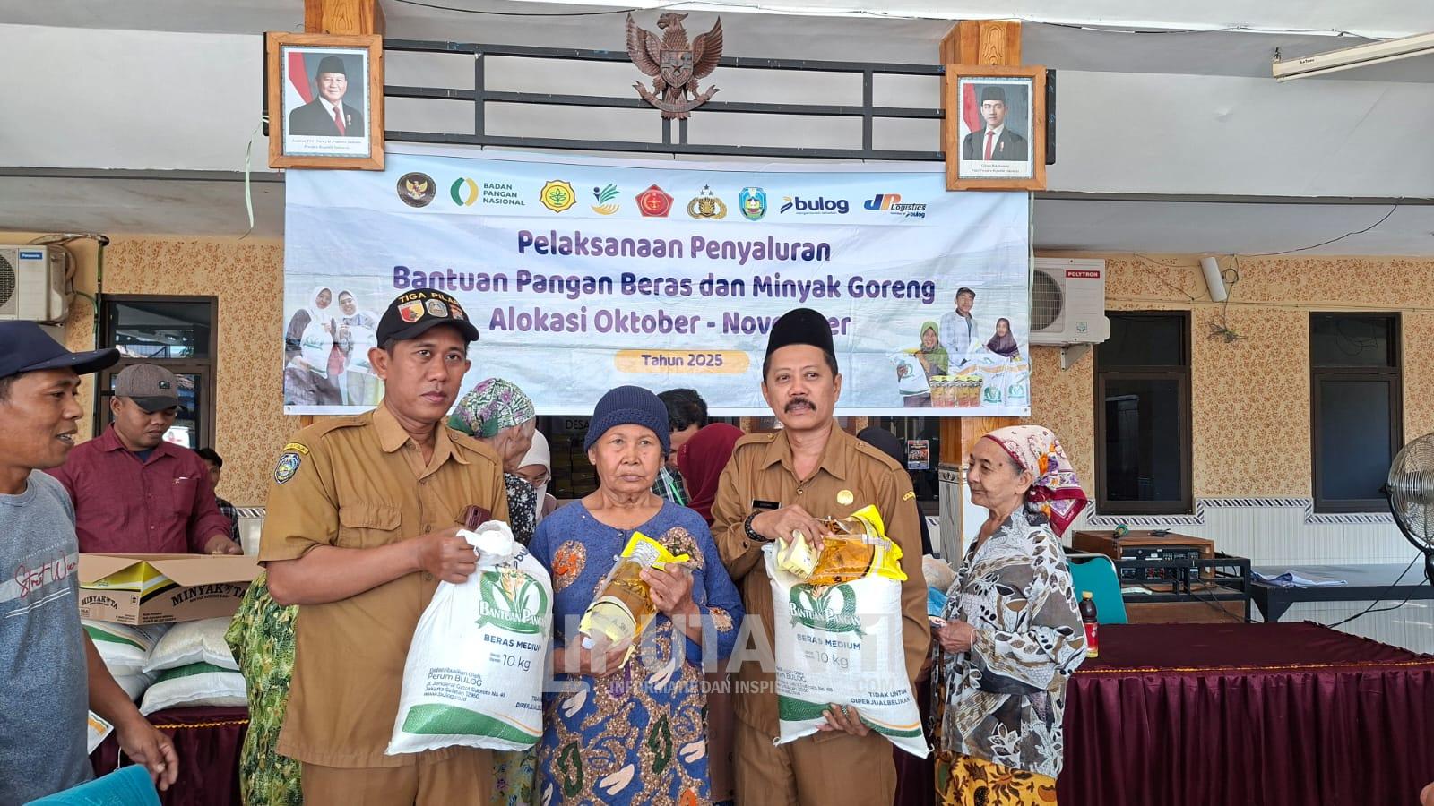 Pemerintah Desa Kesambirampak Kec.Kapongan Kab.Situbondo Hari Ini Memulai Penyaluran Bantuan Pangan Beras Dan Minyak Goreng Periode Oktober-November 2025. 1 IMG 20251201 WA00381