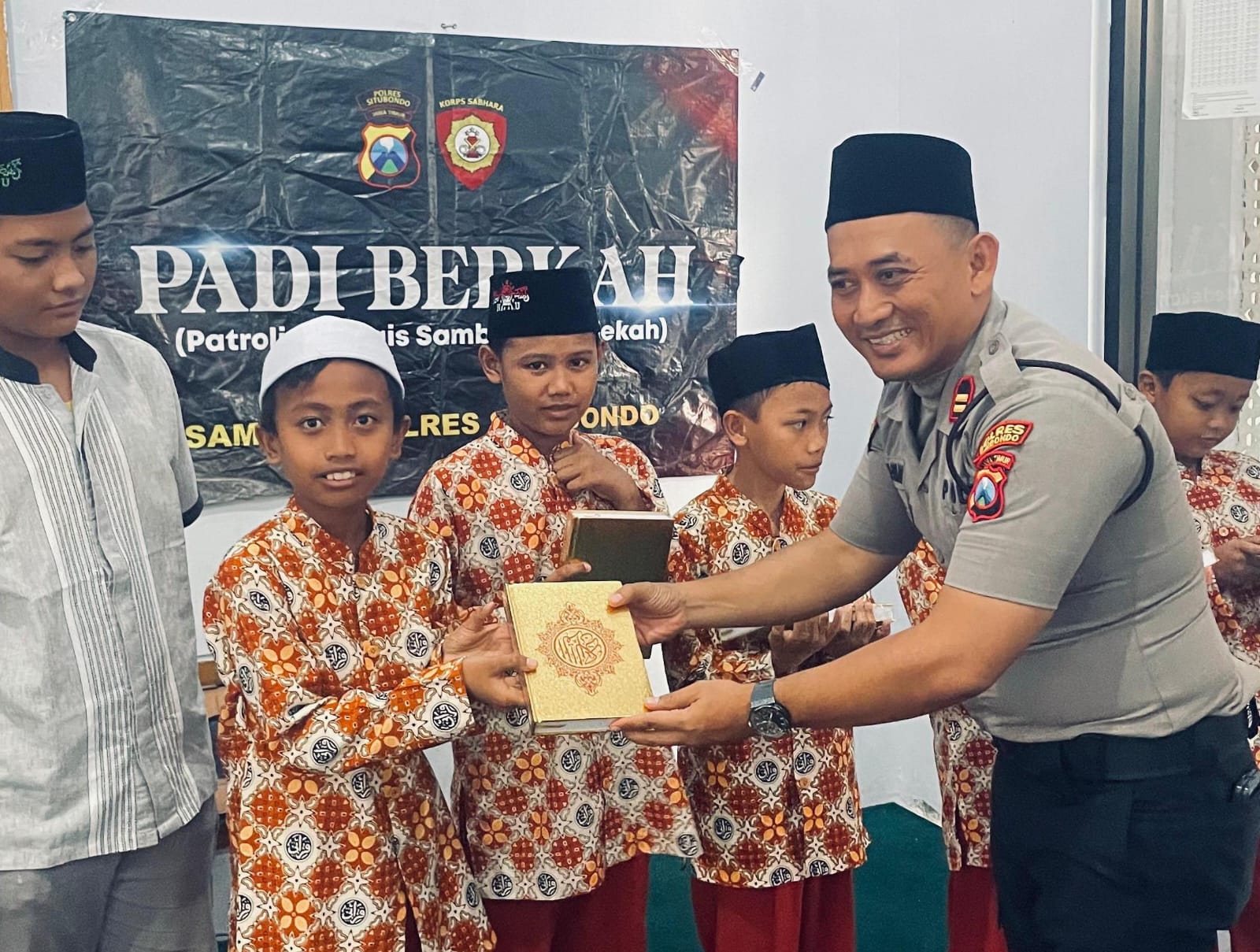 Pagi Berkah,Polres Situbondo Sedekah Al-Quran,Wujud Polri Peduli Generasi Muda Mendukung Pendidikan Agama Islami 2 IMG 20251202 WA0232
