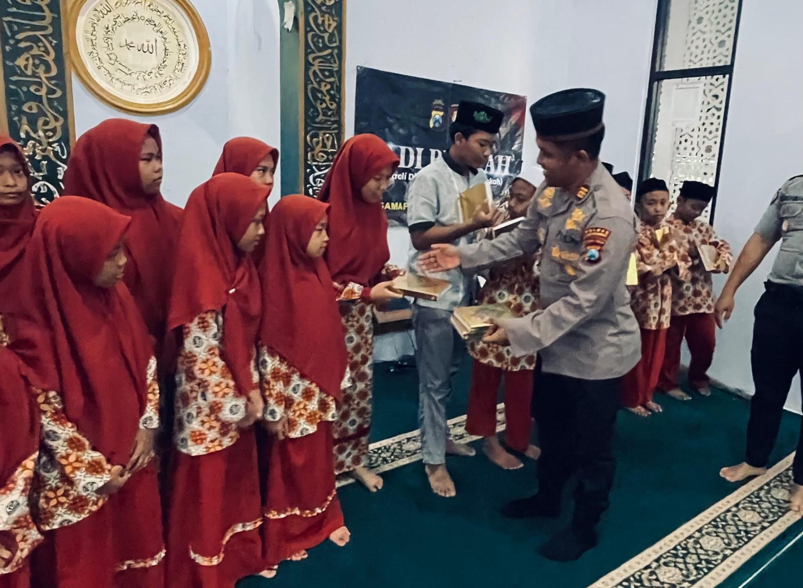 Pagi Berkah,Polres Situbondo Sedekah Al-Quran,Wujud Polri Peduli Generasi Muda Mendukung Pendidikan Agama Islami 3 IMG 20251202 WA0235