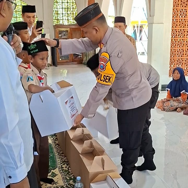Jumat Berkah, Polsek Besuki Bagikan Sembako untuk Anak Yatim dan Warga Tidak Mampu 1 IMG 20251205 WA0035