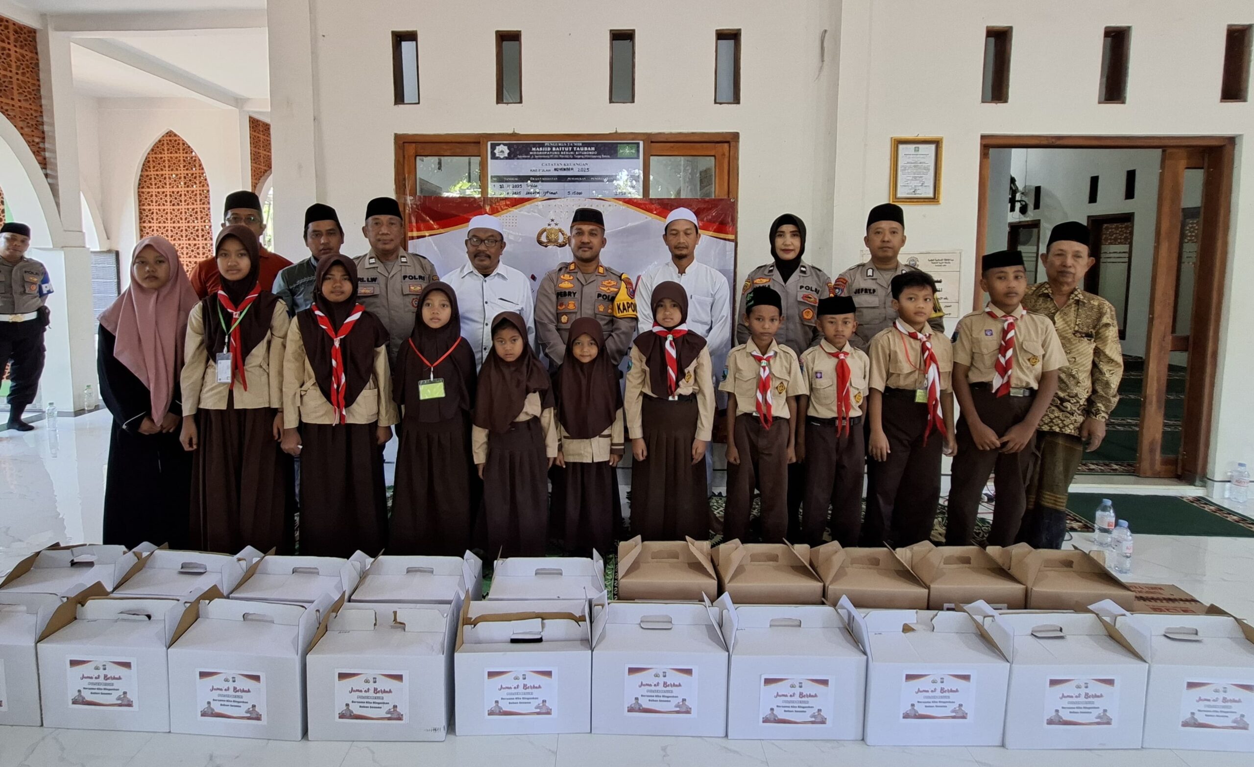 Jumat Berkah, Polsek Besuki Bagikan Sembako untuk Anak Yatim dan Warga Tidak Mampu 3 IMG 20251205 WA0048 scaled