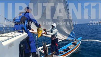 Cuaca Tak Menentu, Satpolairud Polres Situbondo Tunjukkan Kepedulian dengan Bagi Beras ke Nelayan IMG 20251217 WA0164