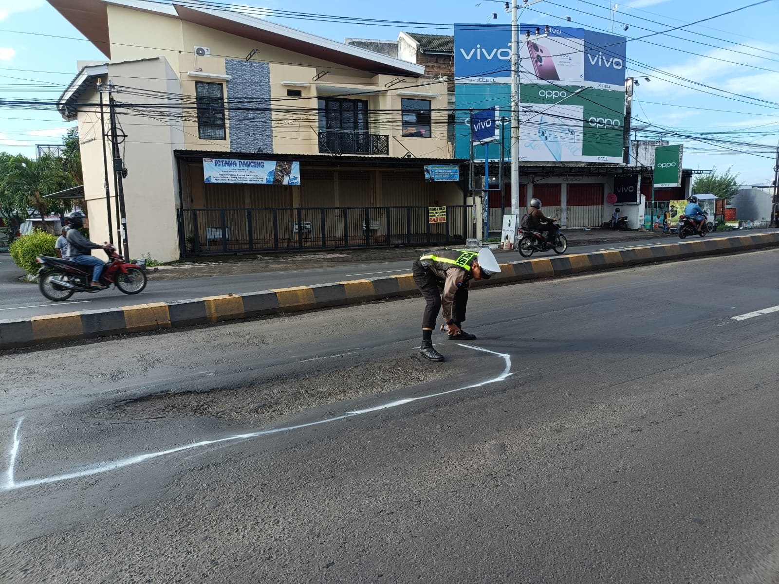Satlantas Situbondo Proaktif Tanggapi Jalan Rusak, Prioritaskan Keselamatan 2 IMG 20251222 WA0011