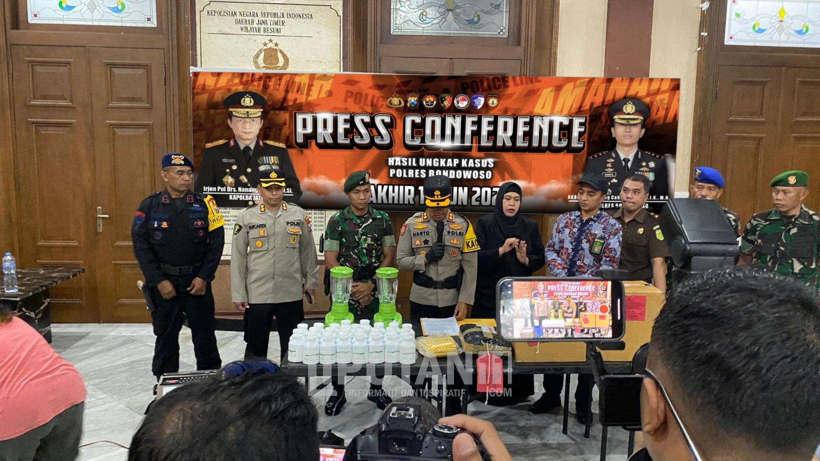 Kapolres Bondowoso bersama Forkopimda dan tokoh agama gelar press release akhir tahun 2025 1 IMG 20251229 WA0044