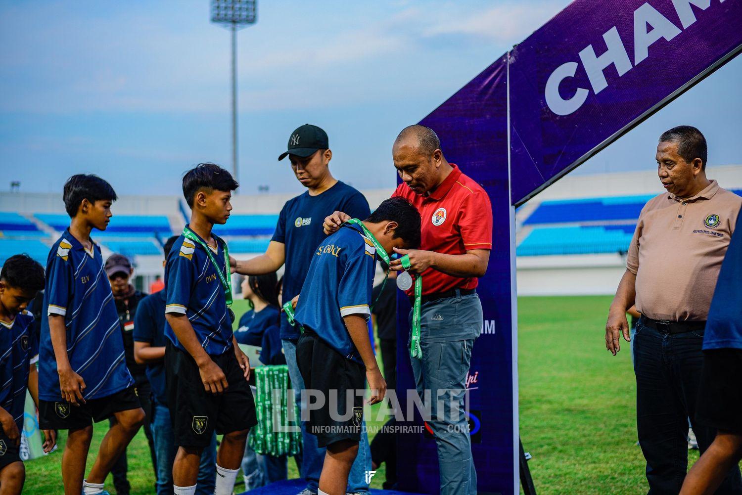 10.08.25.MediSoccerSchoolRunnerUpPSSIJatim02