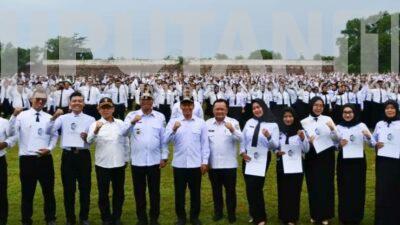 Kado Akhir Tahun, Bupati Tulungagung Serahkan 5.415 SK Pengangkatan PPPK Paruh Waktu 1000780444