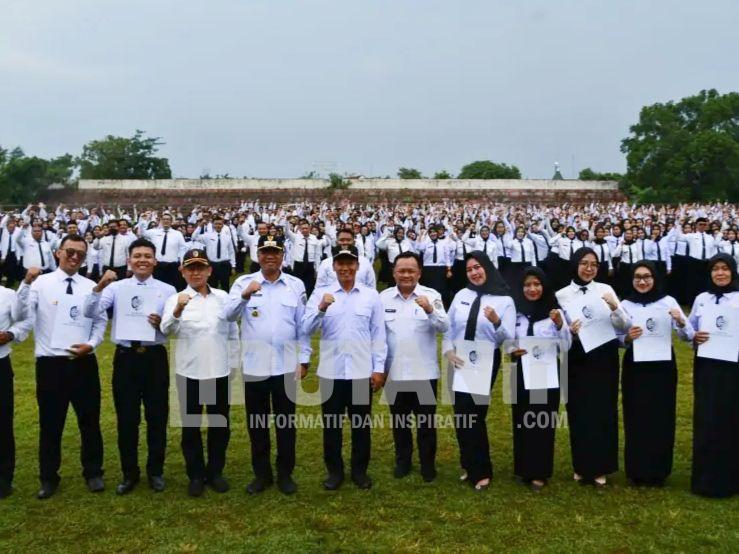 Kado Akhir Tahun, Bupati Tulungagung Serahkan 5.415 SK Pengangkatan PPPK Paruh Waktu 2 1000780444