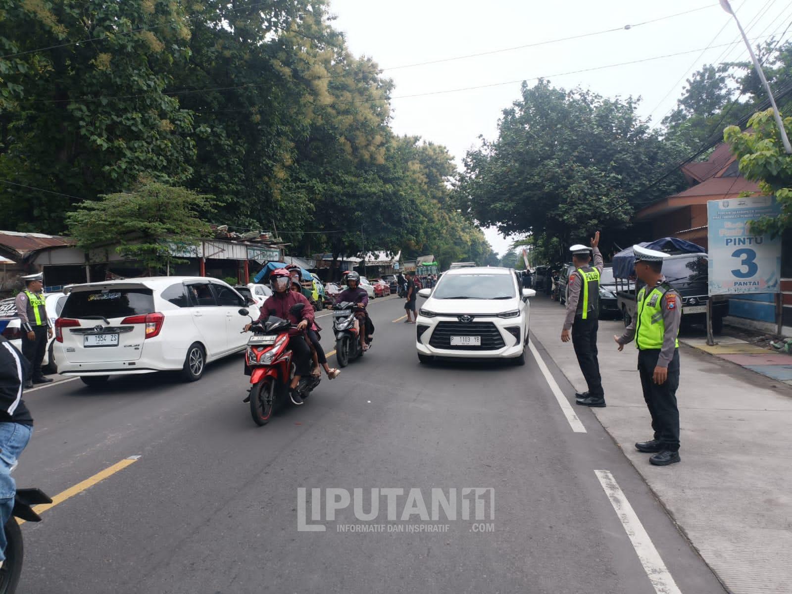 Mengantisipasi Kepadatan Wisata, Satlantas Polres Situbondo Amankan Arus Lalu Lintas Pantai Pasir Putih 1 IMG 20260101 WA0004