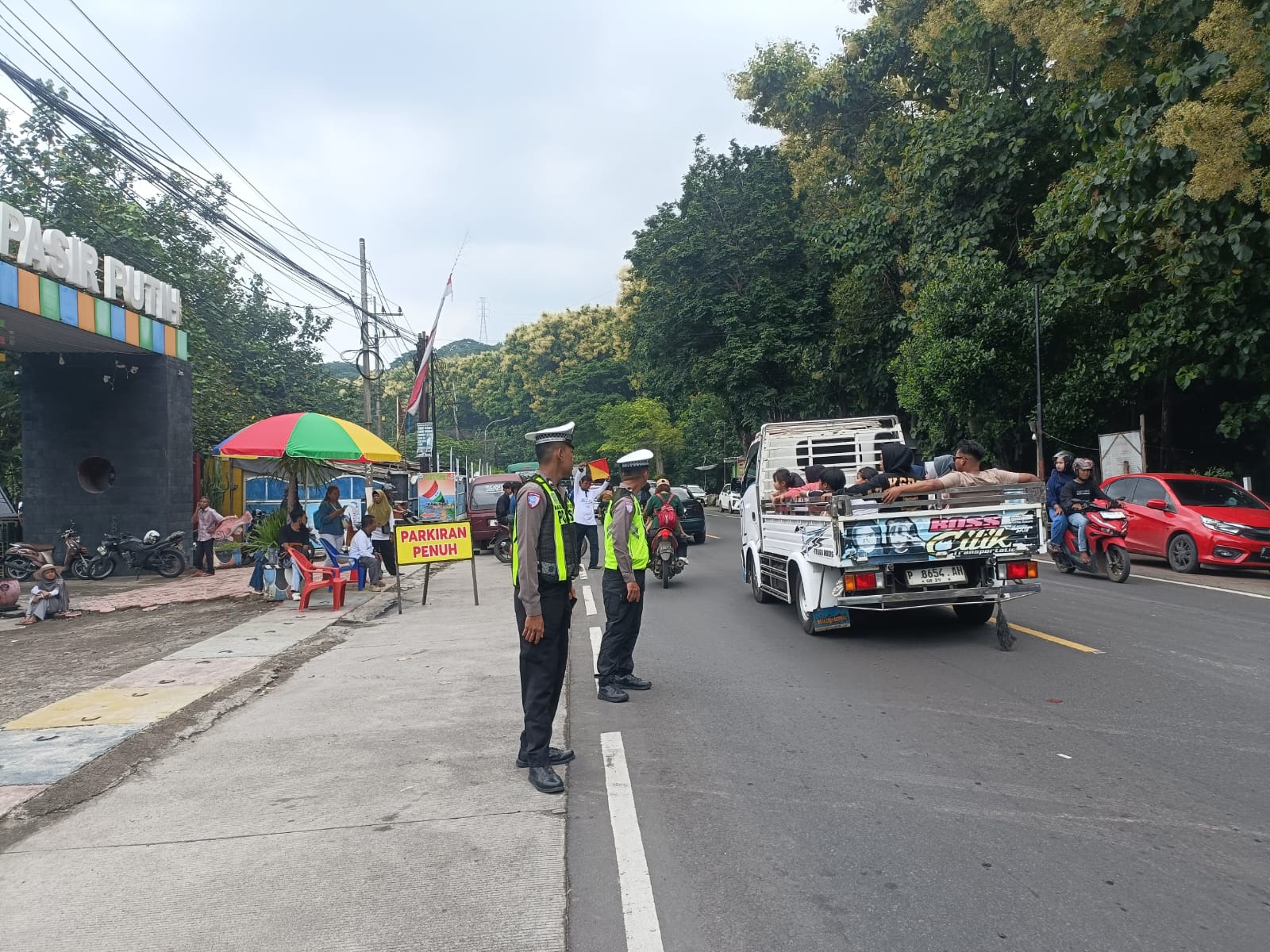 Mengantisipasi Kepadatan Wisata, Satlantas Polres Situbondo Amankan Arus Lalu Lintas Pantai Pasir Putih 2 IMG 20260101 WA0005