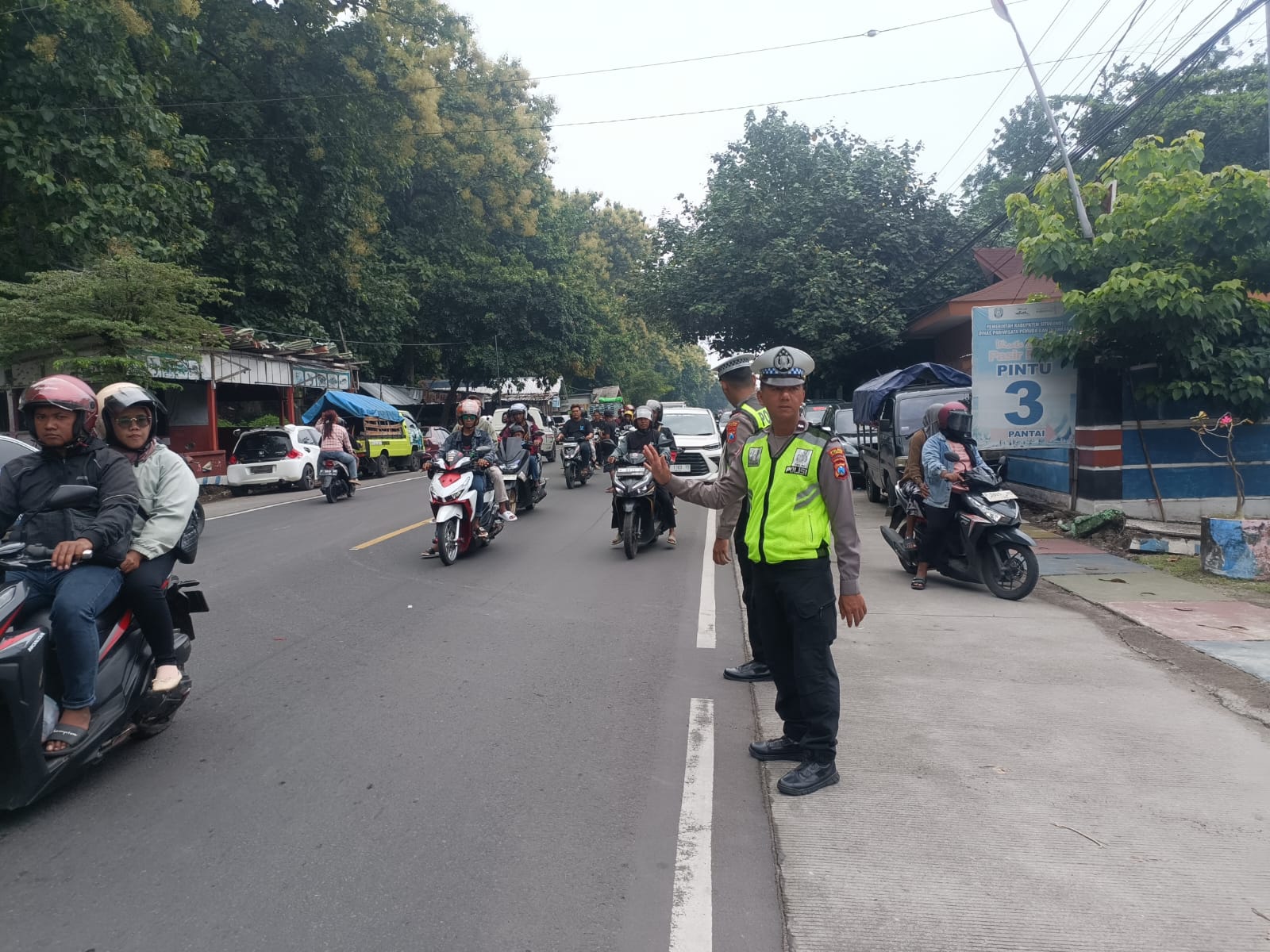 Mengantisipasi Kepadatan Wisata, Satlantas Polres Situbondo Amankan Arus Lalu Lintas Pantai Pasir Putih 1 IMG 20260101 WA0006