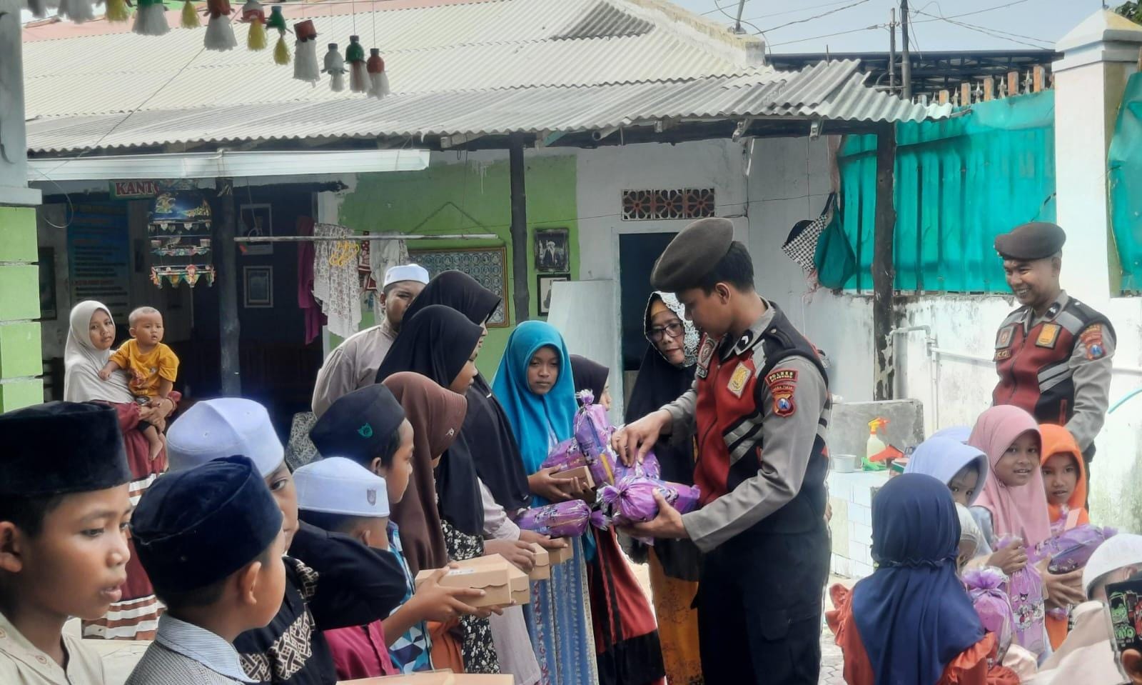 Samapta Polres Situbondo Tebar Kepedulian untuk Santri di Ponpes Nurur Rahman 3 IMG 20260116 WA0028