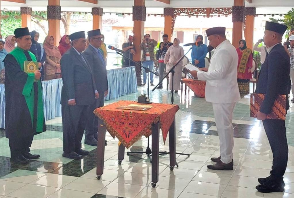 Bupati Situbondo Yusuf Rio Wahyu Prayogo Melantik dan Mengambil Sumpah Jabatan 26 Pejabat Pimpinan Tinggi Pratama (*eselon II*) Di Lingkungan Pemerintah Kabupaten Situbondo 2 IMG 20260116 WA0101